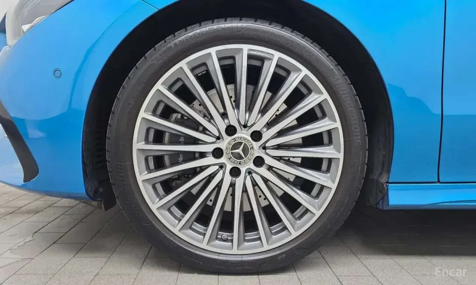 Mercedes-Benz CLA250 4MATIC 2025