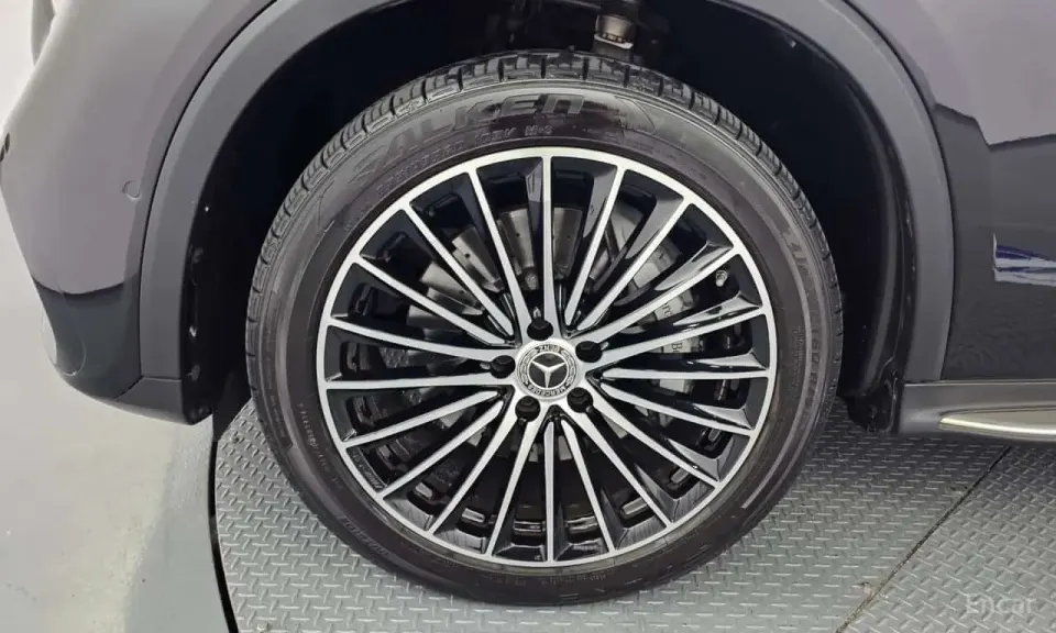 Mercedes-Benz GLC300 4MATIC AMG Line 2023