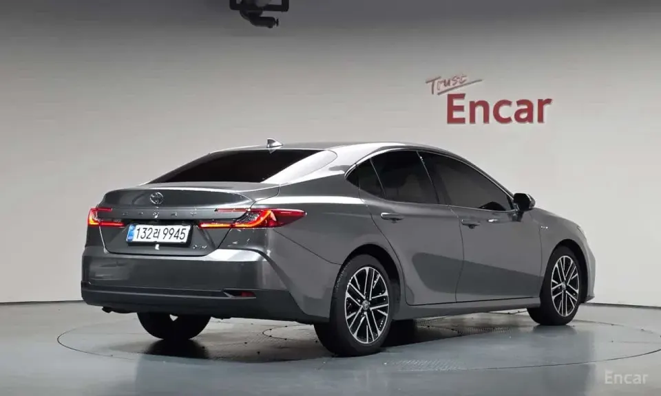Toyota Camry 2.5 XLE Hybrid 2025
