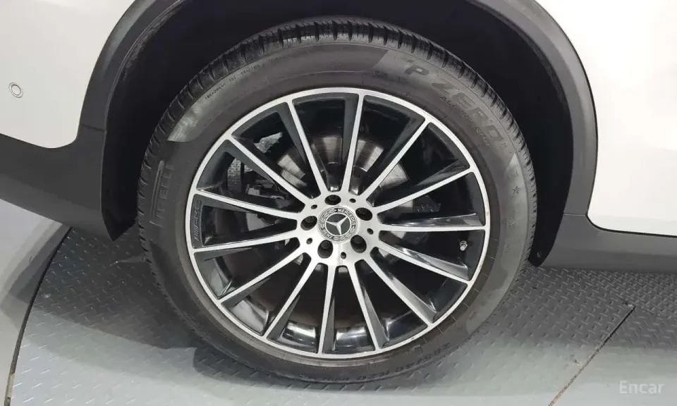 Mercedes-Benz GLC300 4MATIC AMG Line Coupe 2019