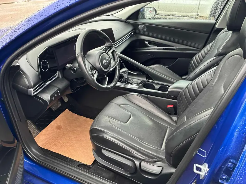 Hyundai Elantra Luxury 2023