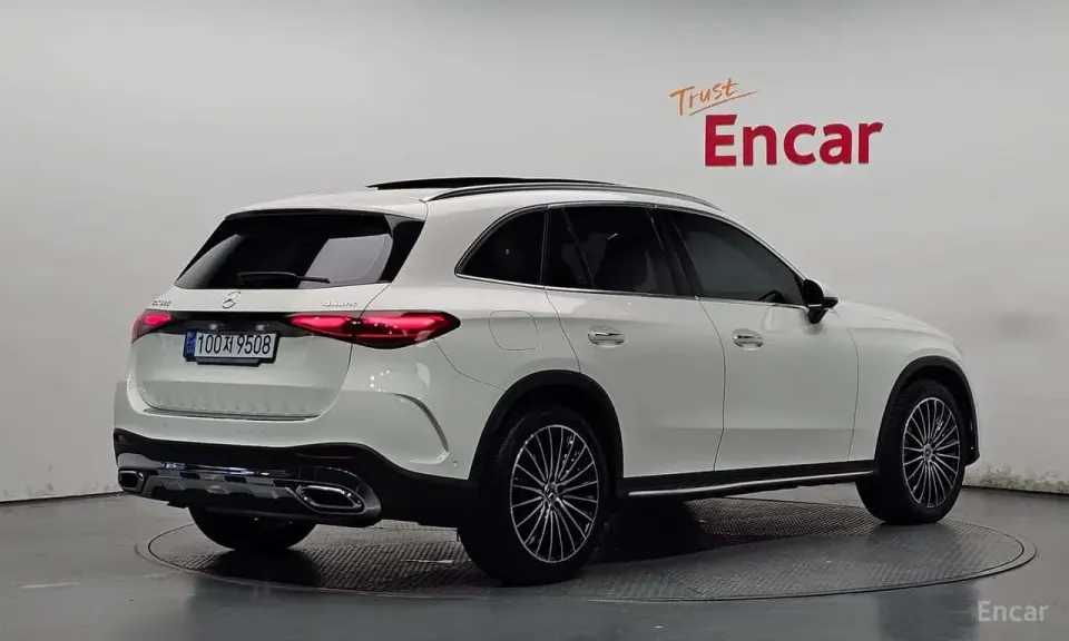 Mercedes-Benz GLC300 4MATIC AMG Line 2023