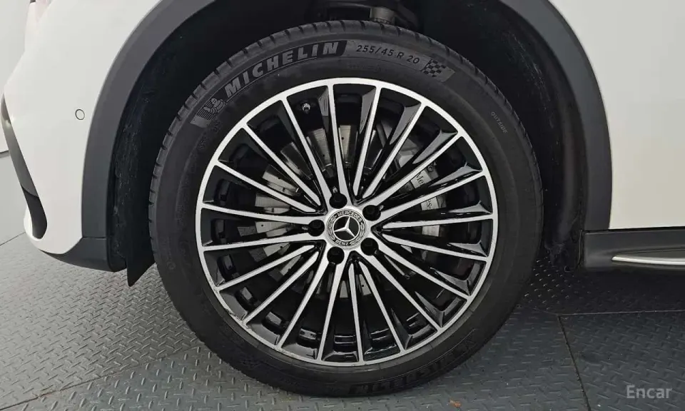 Mercedes-Benz GLC300 4MATIC AMG Line 2023
