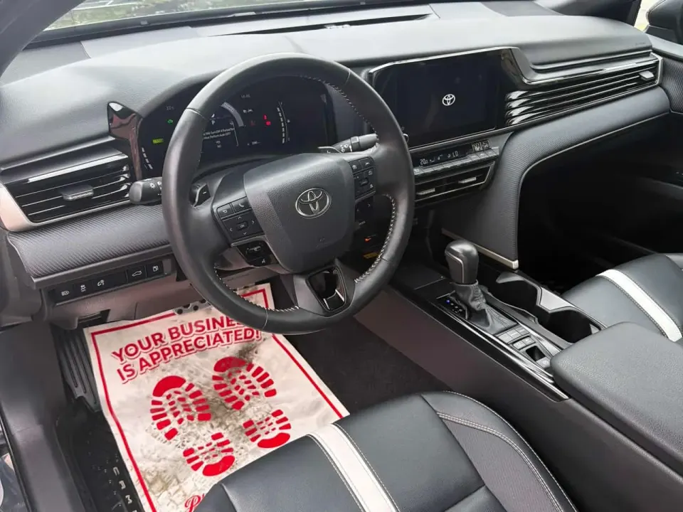 Toyota Camry SE 2025