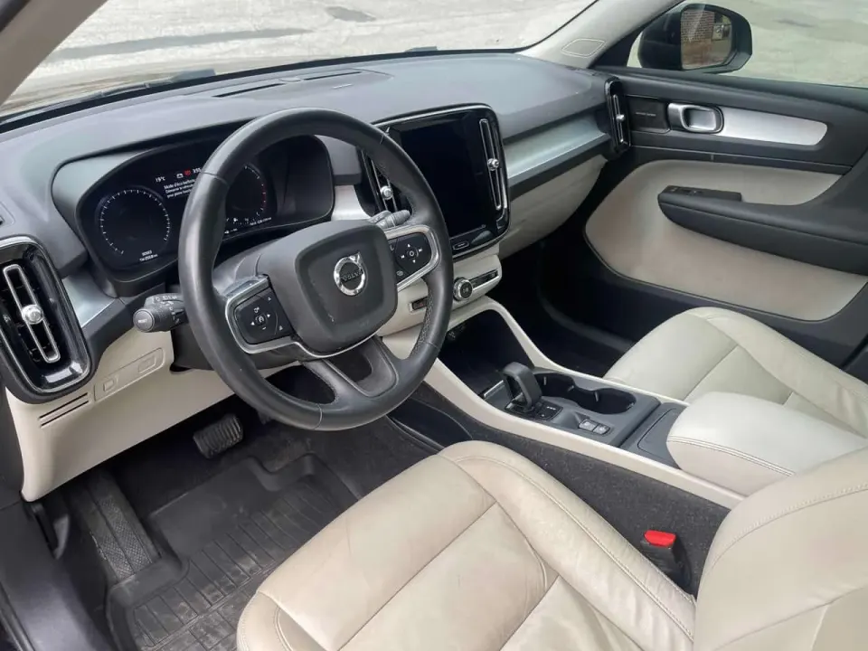Volvo XC40 Momentum 2022