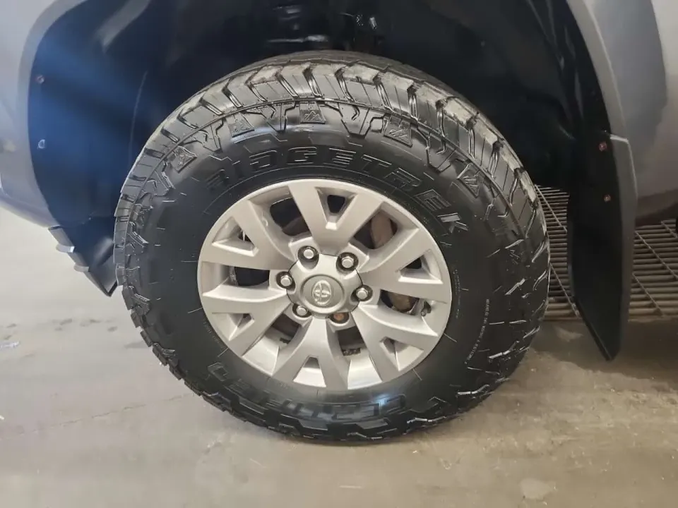 Toyota Tacoma SR5 OFF ROAD CREW CAB SHORT BED 2017