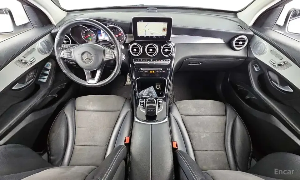 Mercedes-Benz GLC300 4MATIC AMG Line 2019