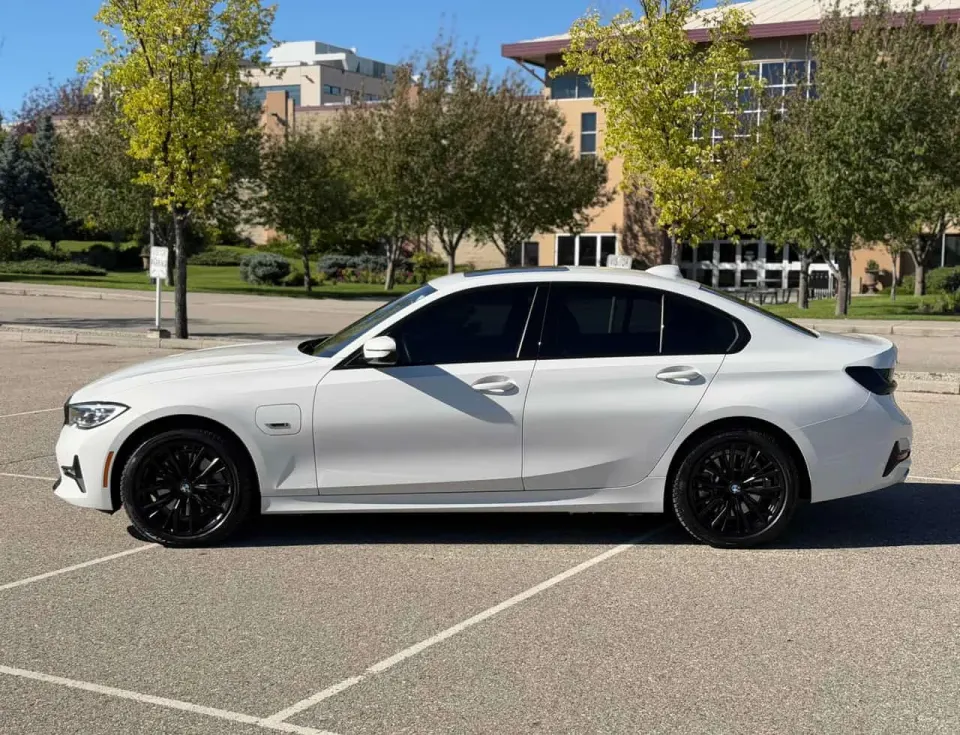 BMW 330e xDrive 2022