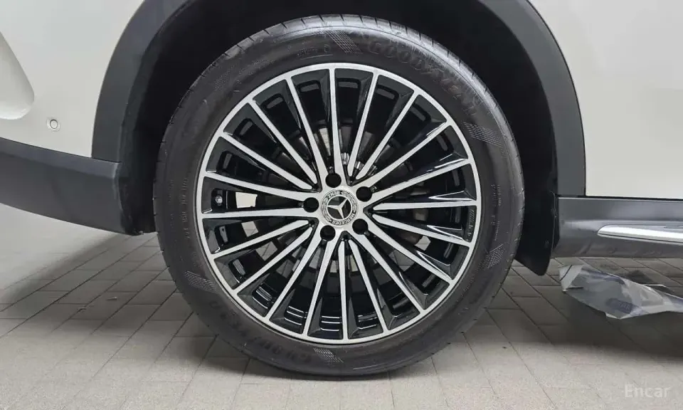 Mercedes-Benz GLC300 4MATIC AMG Line 2023
