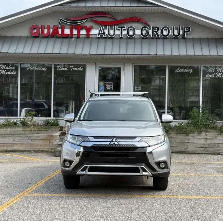 Mitsubishi Outlander 2.4 ES 4WD / 7 Passenger 2020