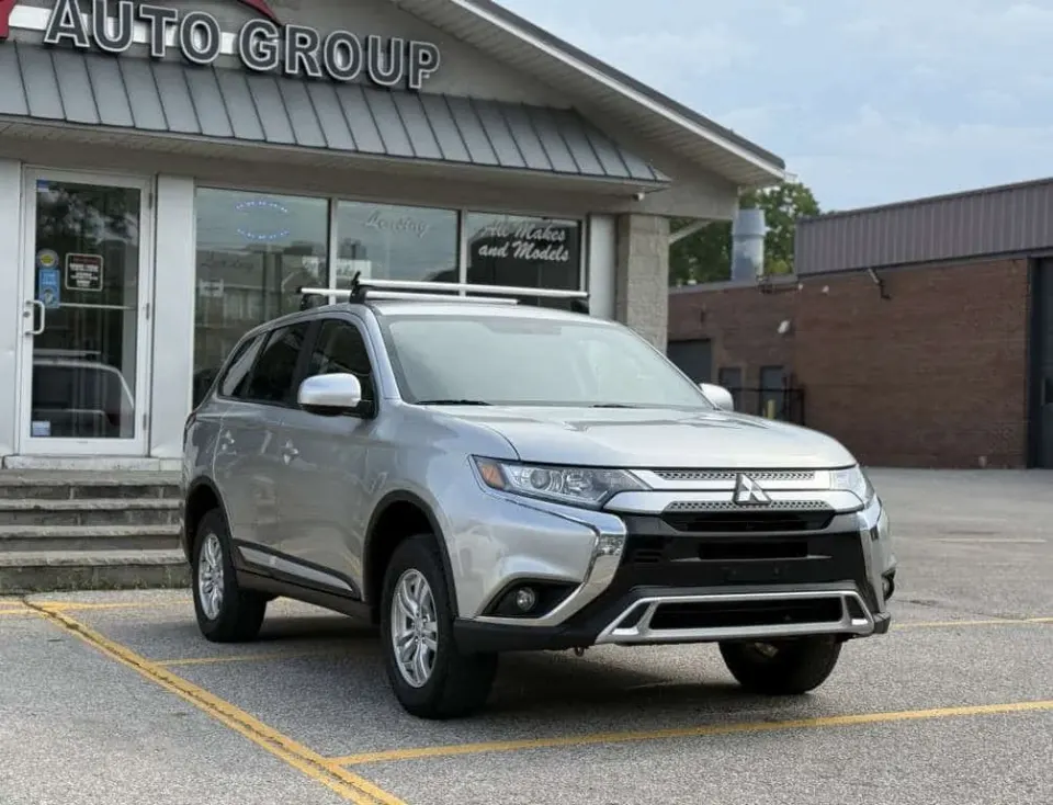 Mitsubishi Outlander 2.4 ES 4WD / 7 Passenger 2020