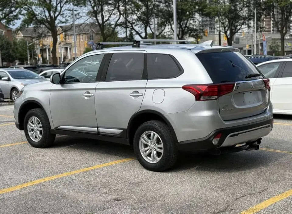 Mitsubishi Outlander 2.4 ES 4WD / 7 Passenger 2020