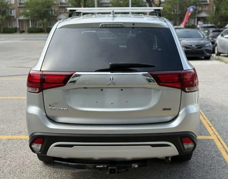 Mitsubishi Outlander 2.4 ES 4WD / 7 Passenger 2020