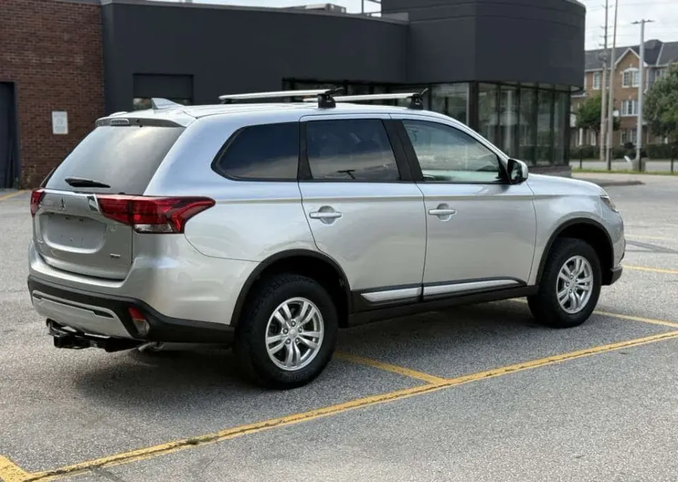 Mitsubishi Outlander 2.4 ES 4WD / 7 Passenger 2020