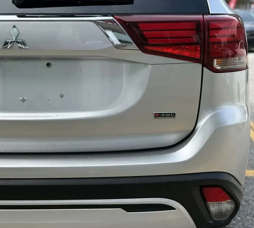 Mitsubishi Outlander 2.4 ES 4WD / 7 Passenger 2020