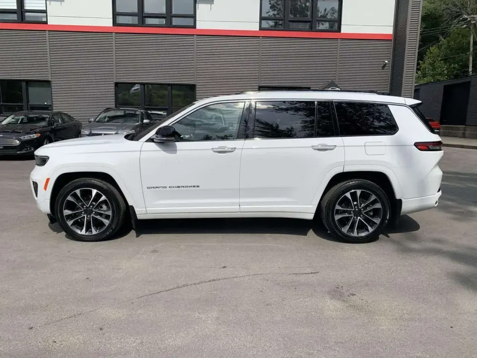 Jeep Grand cherokee Overland 4X4 – V8 HEMI 5.7L – 7 PASSAGERS – TOIT PANORAMIQUE – McINTOSH 19 HAUT-PARLEURS – SUSPENSION PNEUMATIQUE – NIGHT 2023