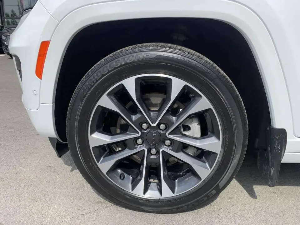 Jeep Grand cherokee Overland 4X4 – V8 HEMI 5.7L – 7 PASSAGERS – TOIT PANORAMIQUE – McINTOSH 19 HAUT-PARLEURS – SUSPENSION PNEUMATIQUE – NIGHT 2023