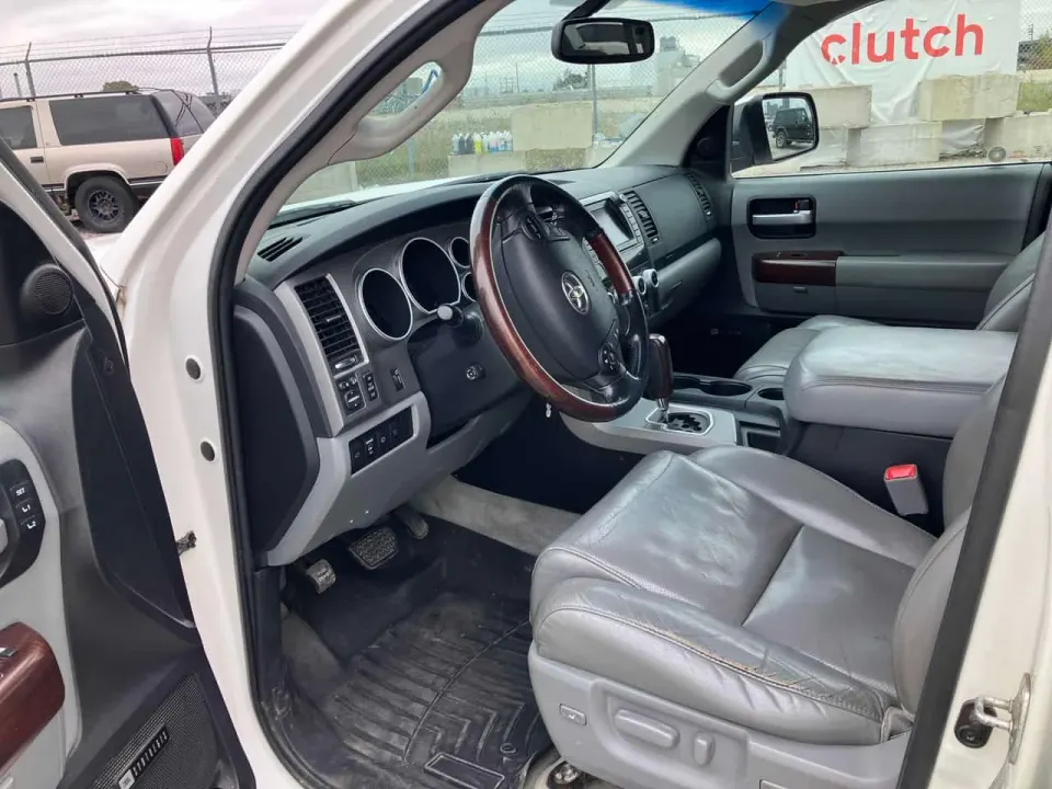 Toyota Sequoia 4WD 4dr 5.7L Platinum 2011