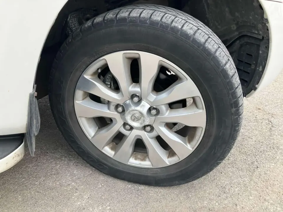 Toyota Sequoia 4WD 4dr 5.7L Platinum 2011