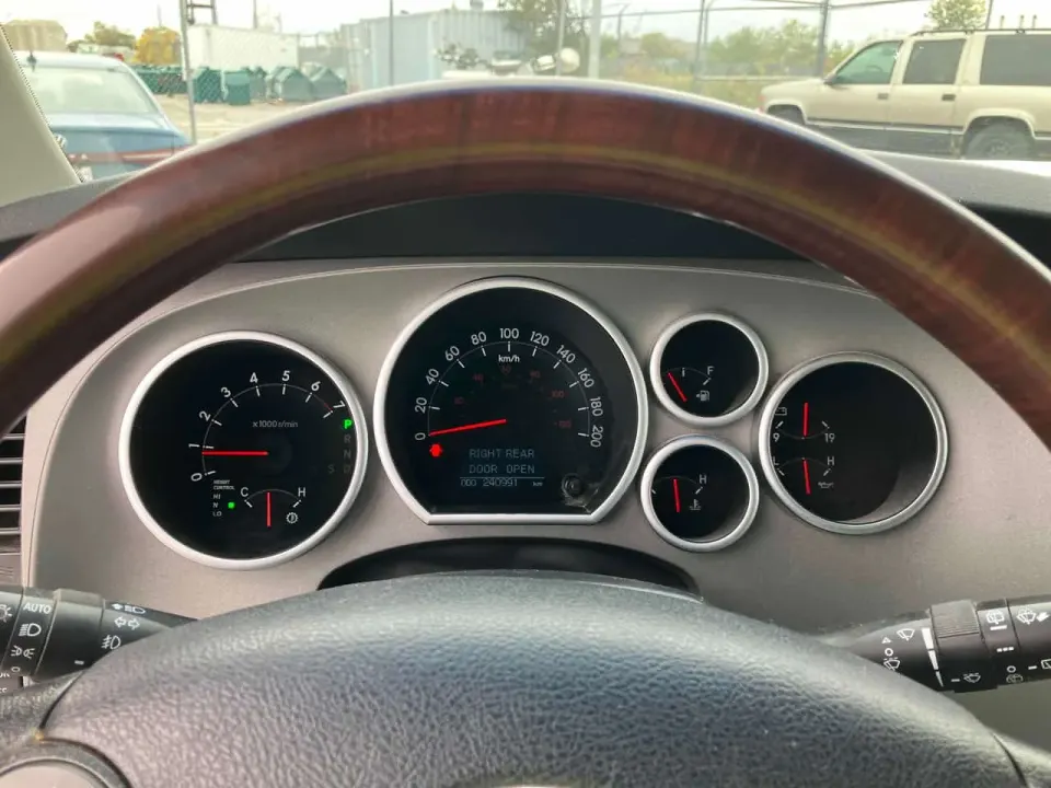 Toyota Sequoia 4WD 4dr 5.7L Platinum 2011