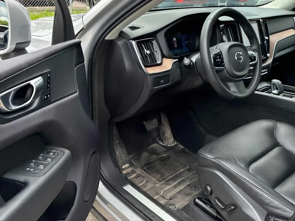 Volvo XC60 Plus Bright Theme 2023