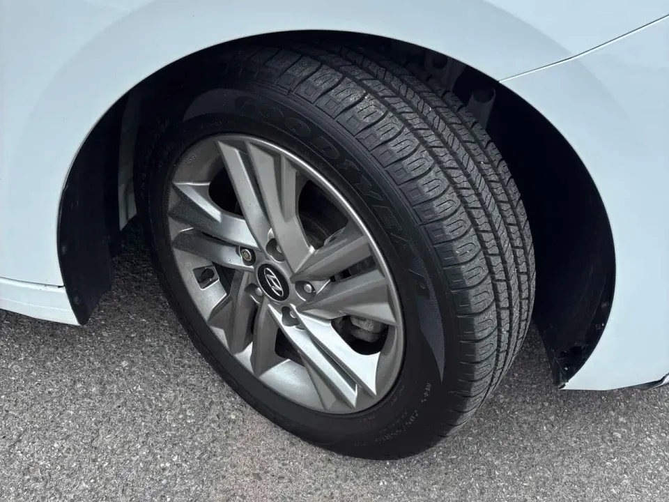 Hyundai Elantra Preferred w/Sun & Safety Package IVT 2020