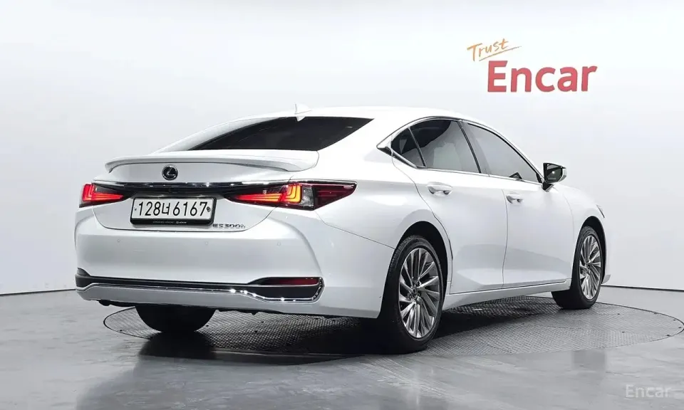 Lexus ES Luxury Plus 2022