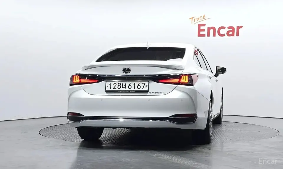 Lexus ES Luxury Plus 2022