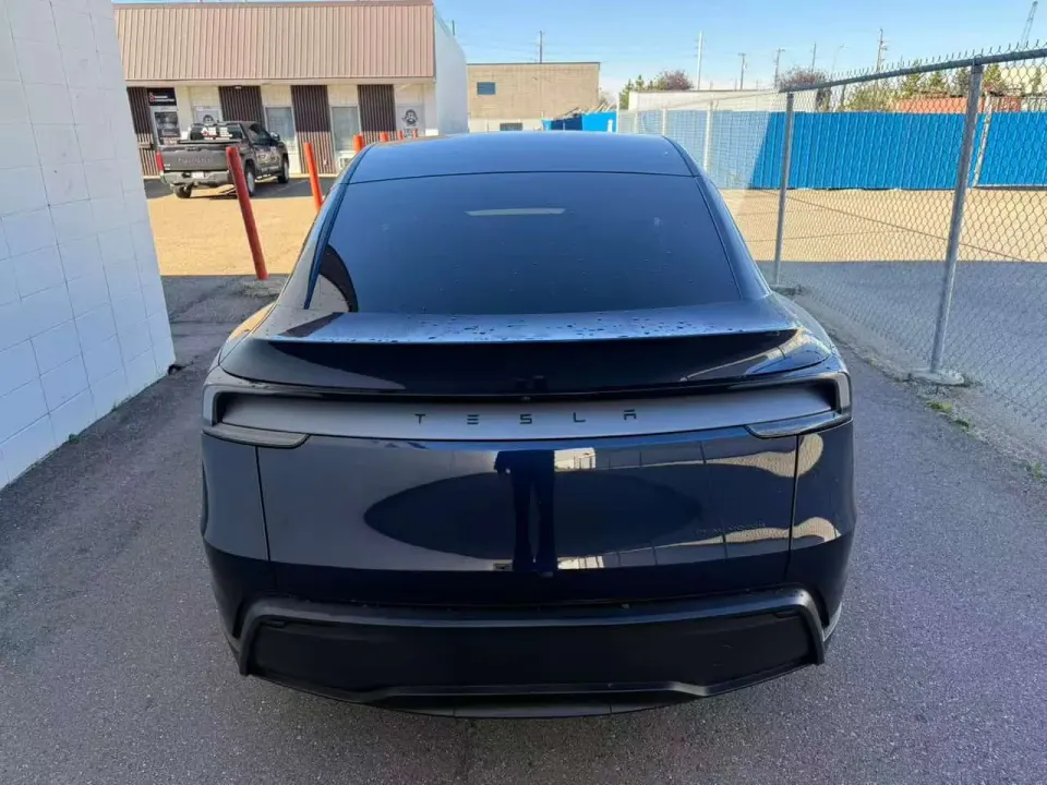 Tesla Model Y AWD 2026