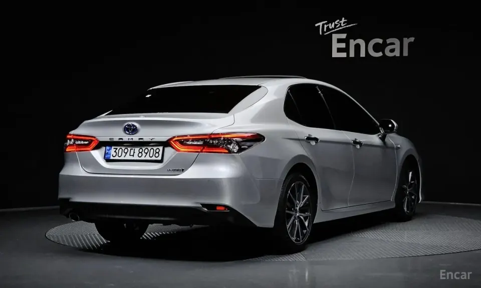 Toyota Camry 2.5 XLE Hybrid 2024
