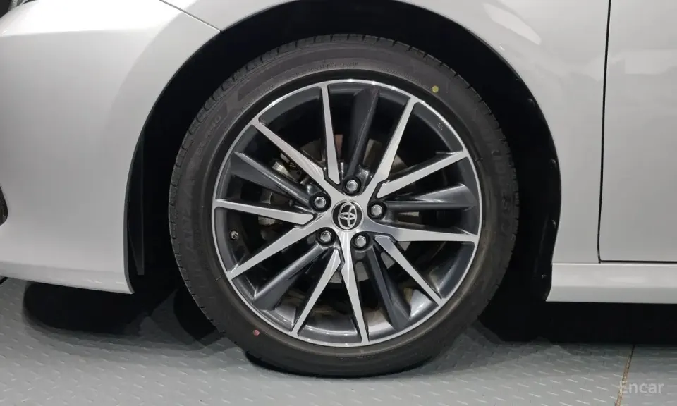 Toyota Camry 2.5 XLE Hybrid 2024